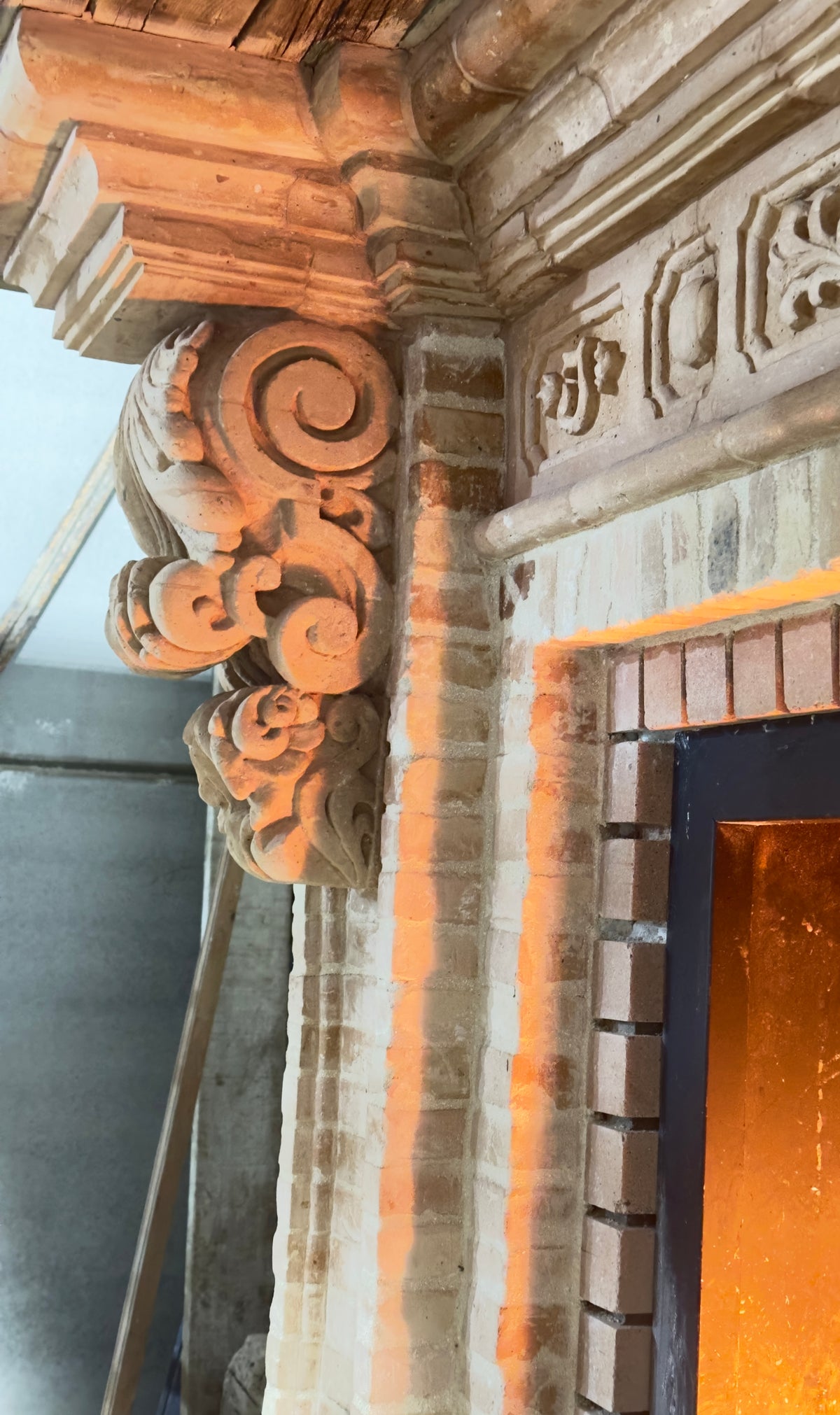 Ornamentación de chimenea en casa de campo