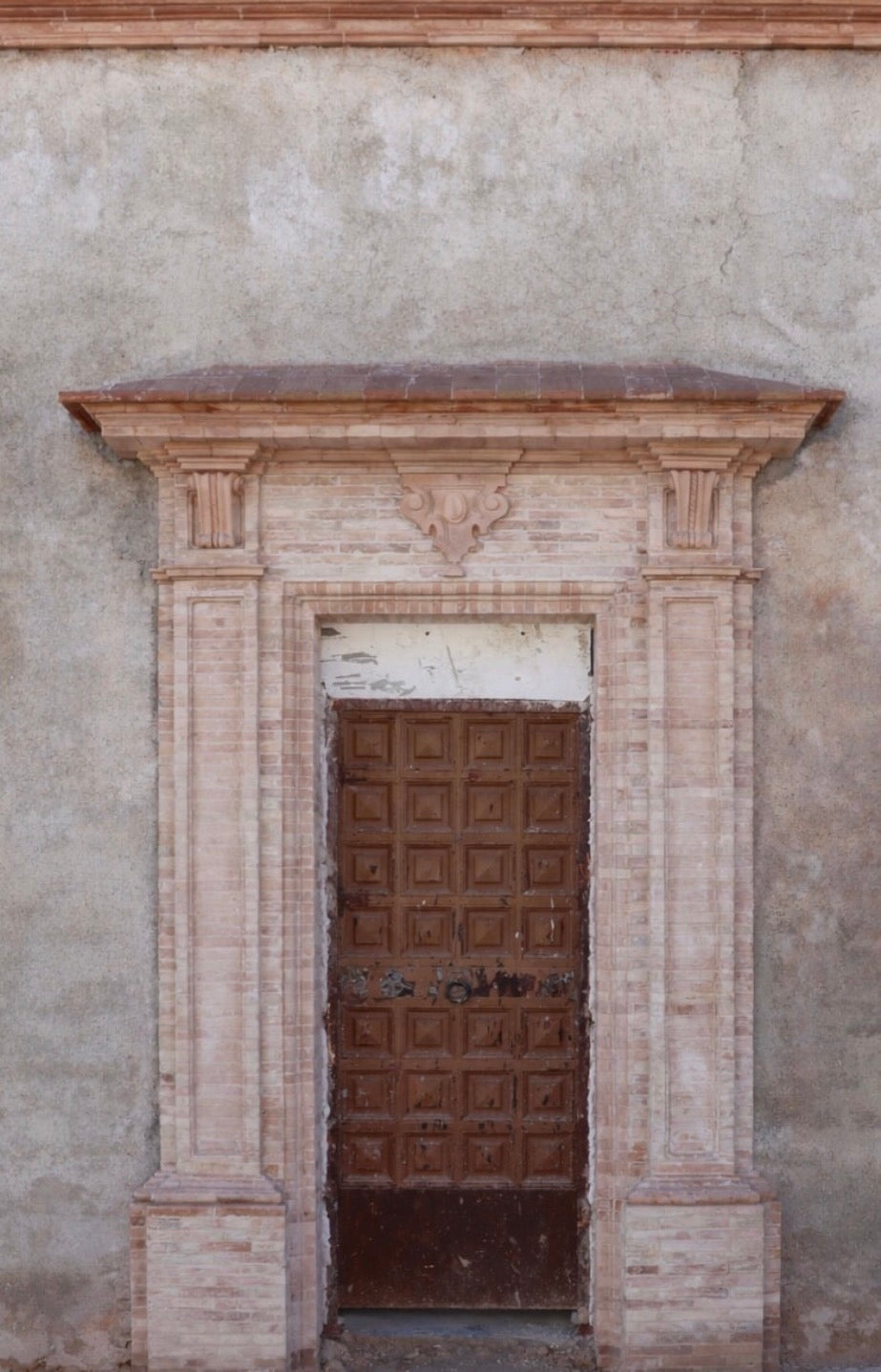 Puerta secundarian de acceso a hotel