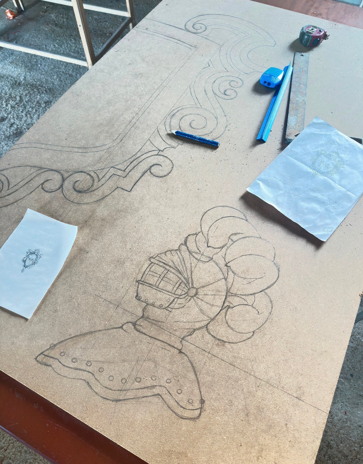 Dibujo de escudo de armas con gelmo