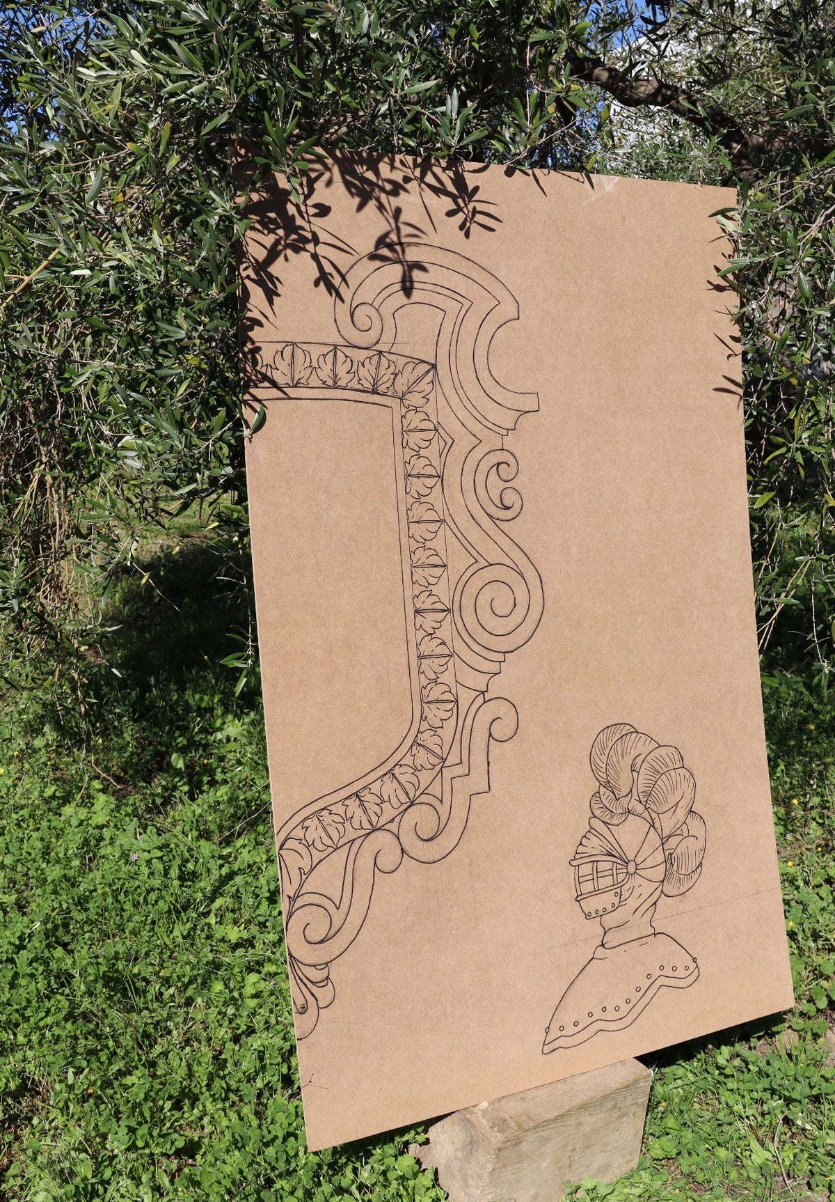 Dibujo de escudo de armas con gelmo