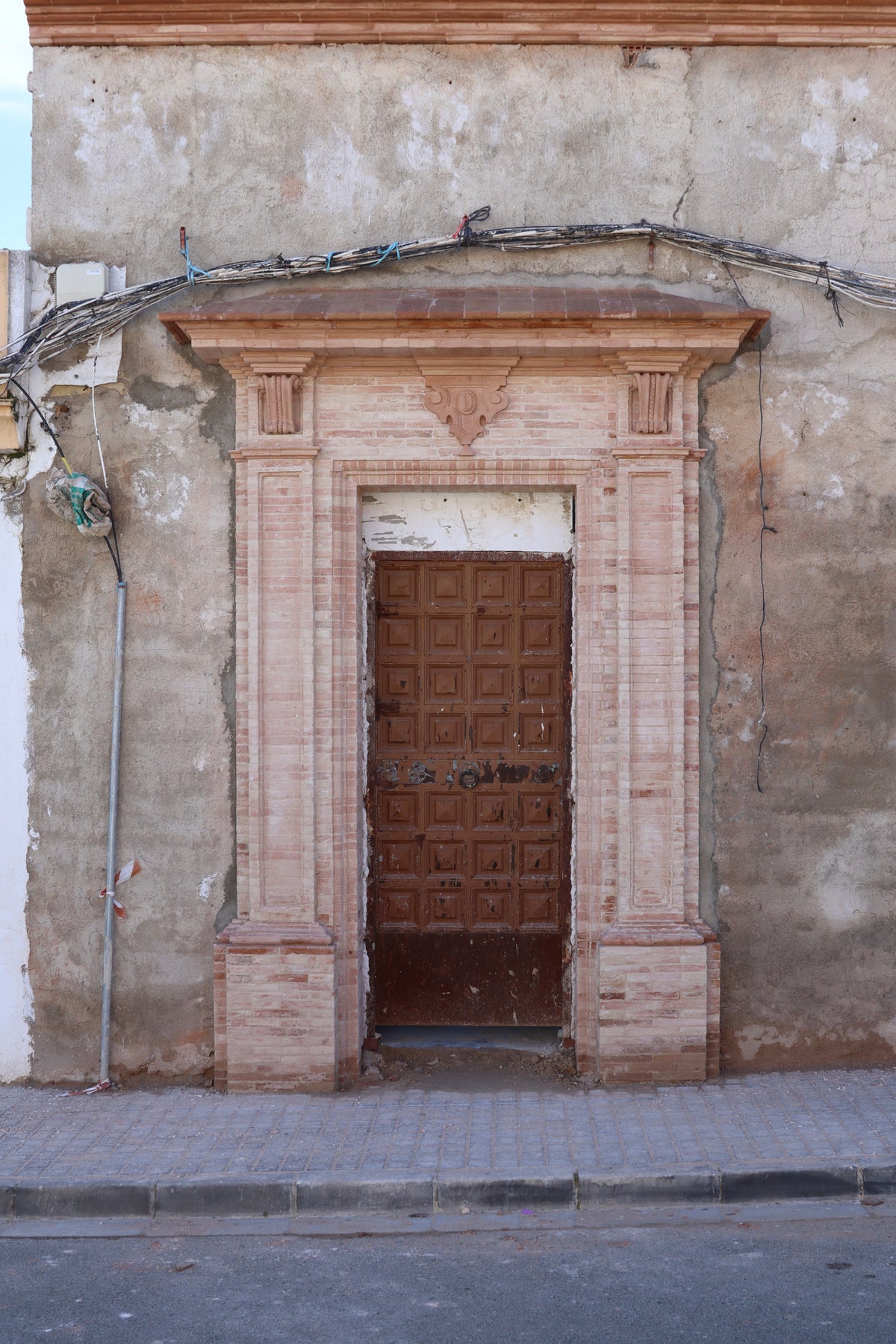 Puerta secundarian de acceso a hotel