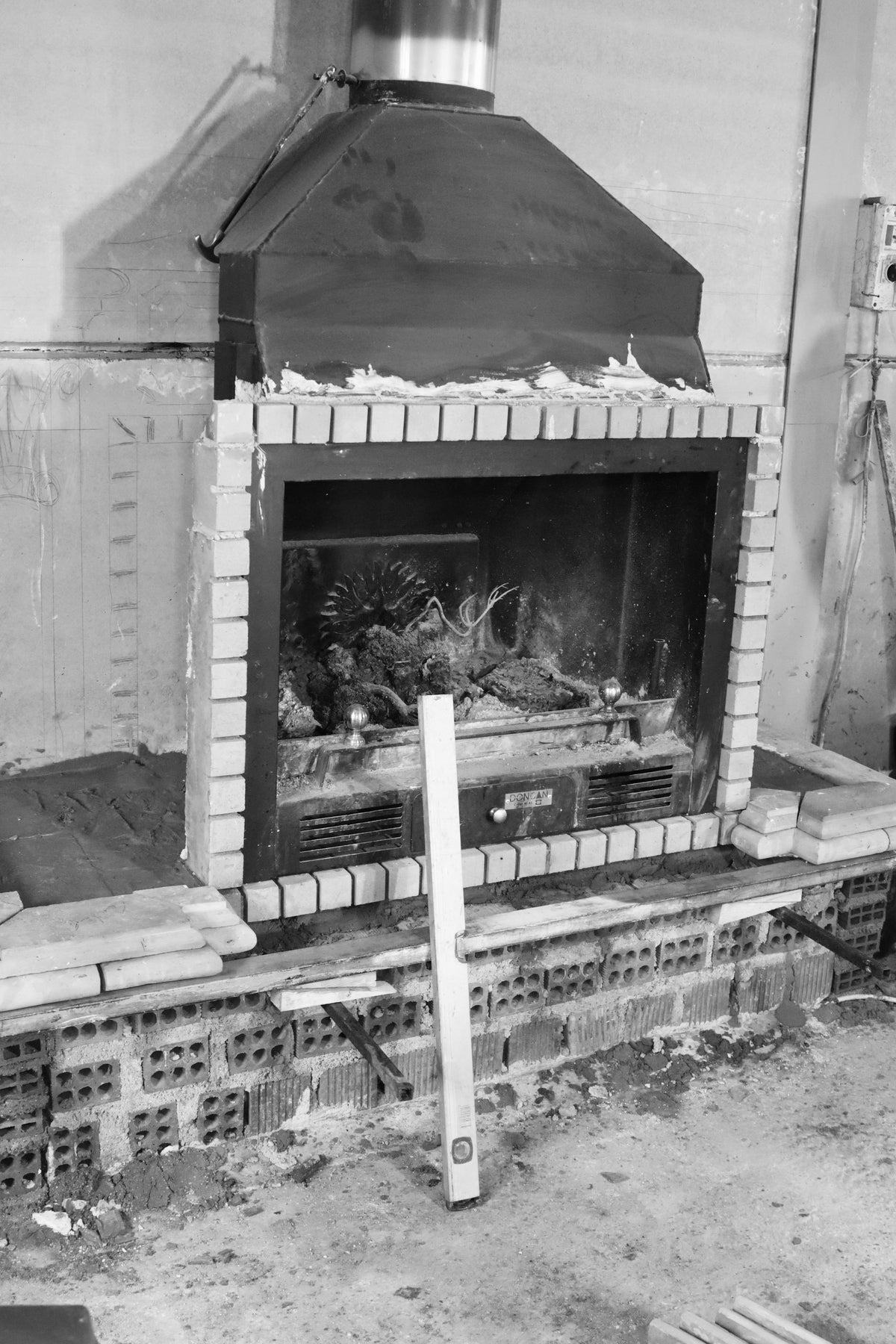 Ornamentación de chimenea en casa de campo