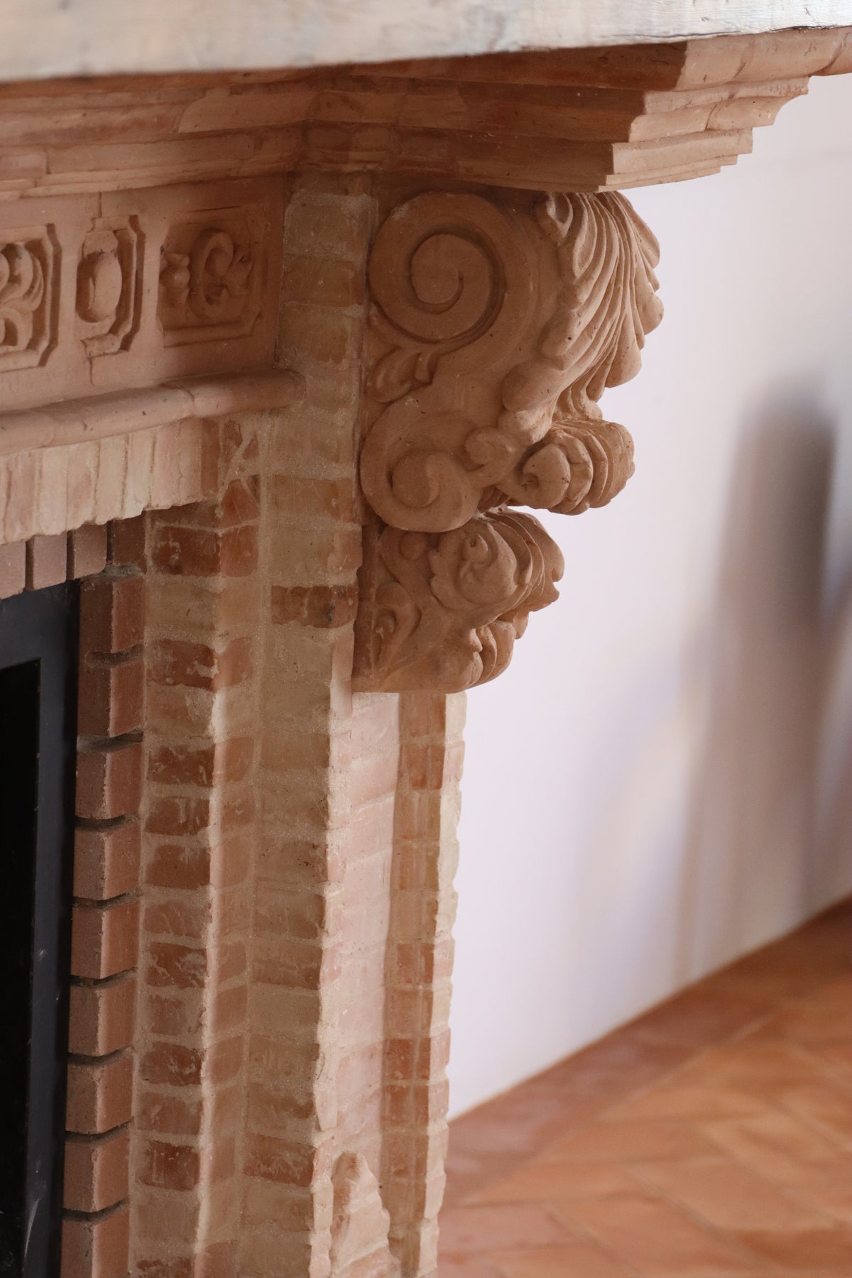 Ornamentación de chimenea en casa de campo
