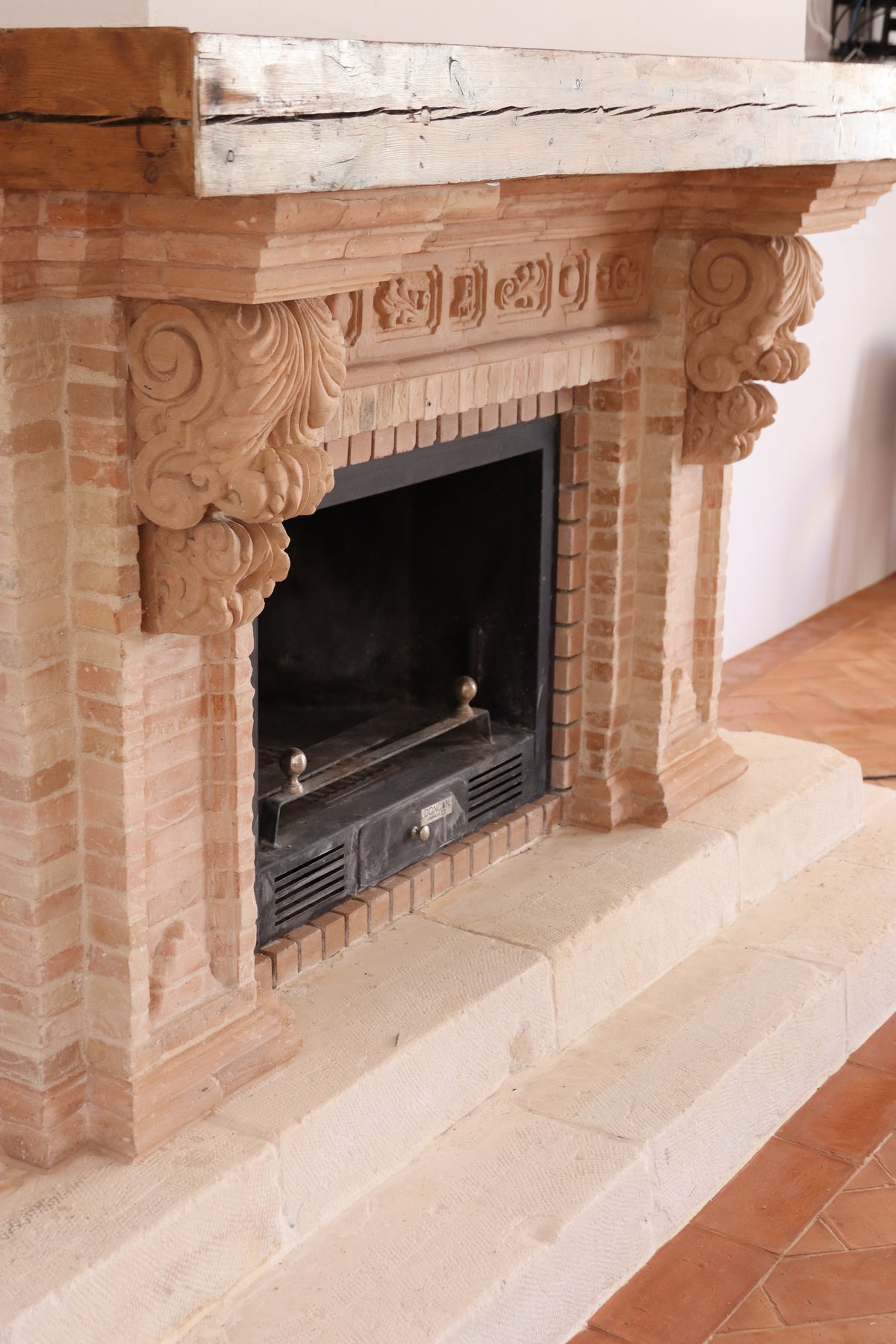 Ornamentación de chimenea en casa de campo