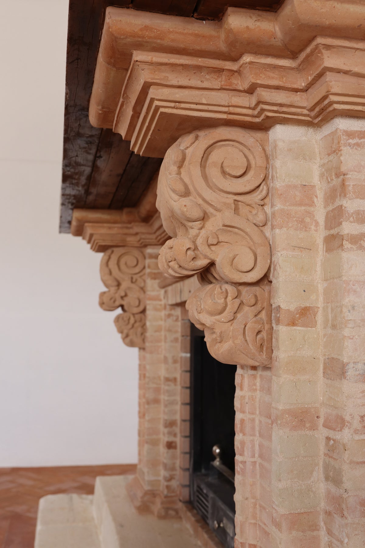 Ornamentación de chimenea en casa de campo