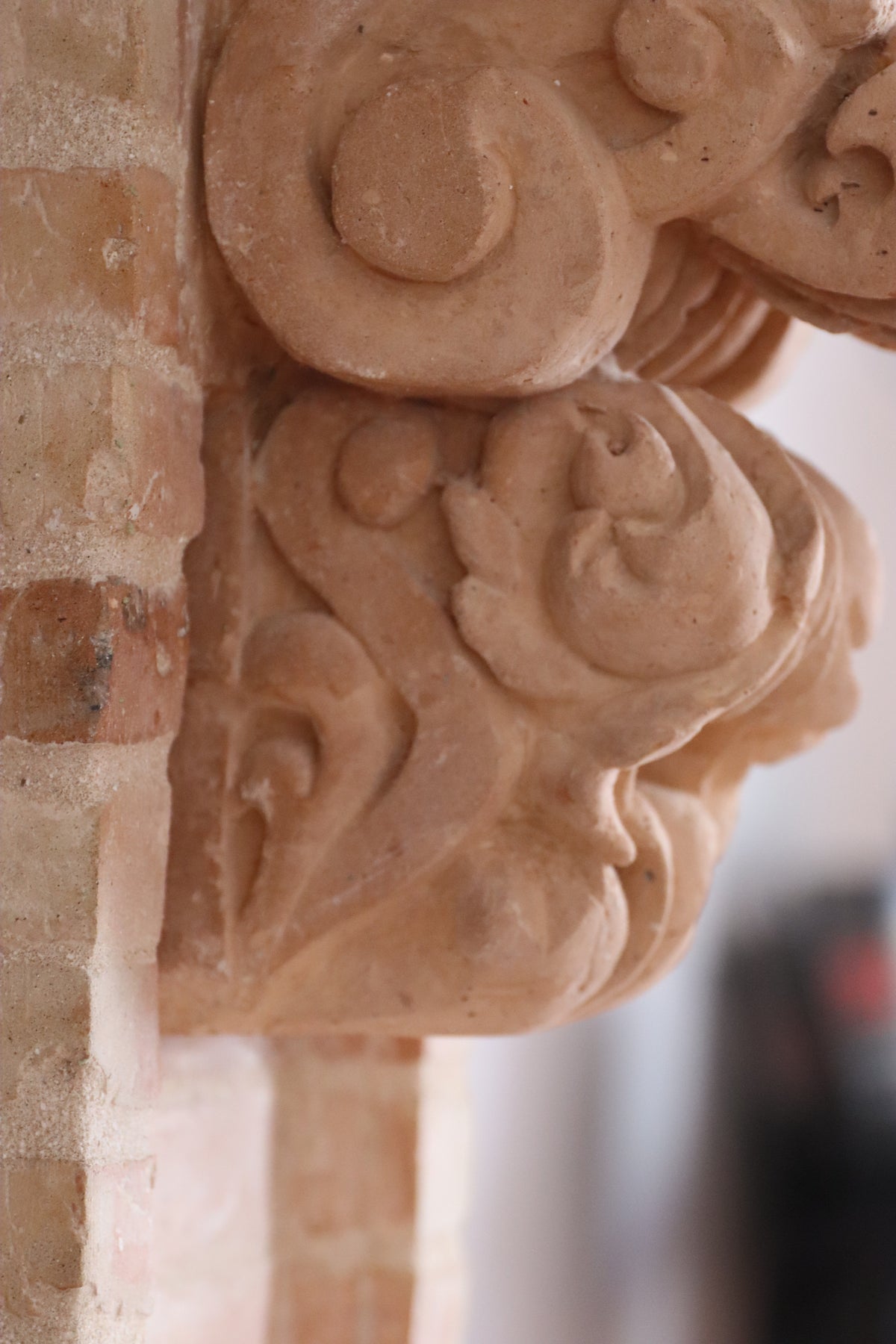 Ornamentación de chimenea en casa de campo