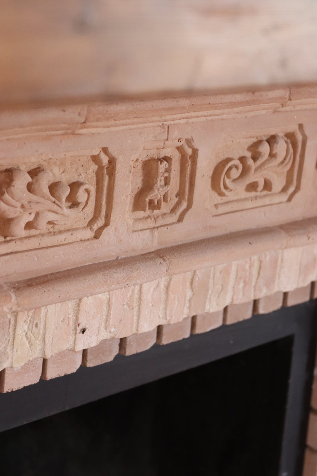 Ornamentación de chimenea en casa de campo